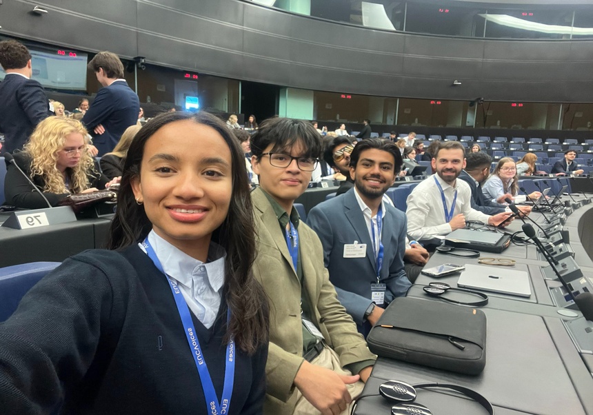 Grup d’estudiants asseguts en una sala de debats d’estil parlamentari a Estrasburg durant l’Assemblea Europea d’Estudiants