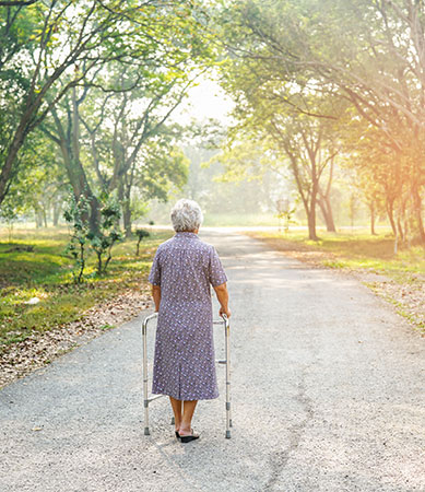 Anciana paseando