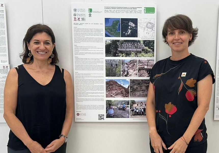 Miembros del grupo Arsmaya junto con los paneles de la exposición