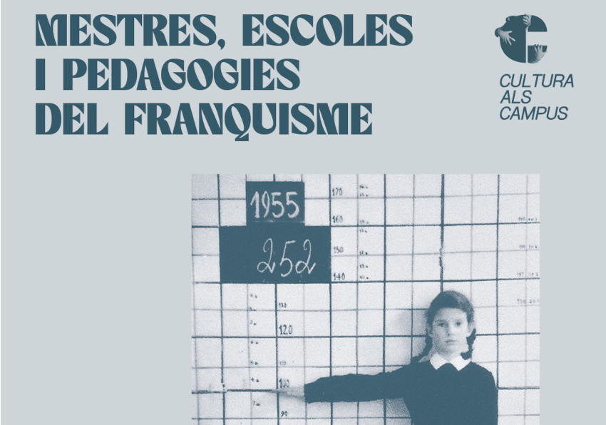 Imagen del evento:Imagen antigua de una niña con uniforme ante una pared con medidas