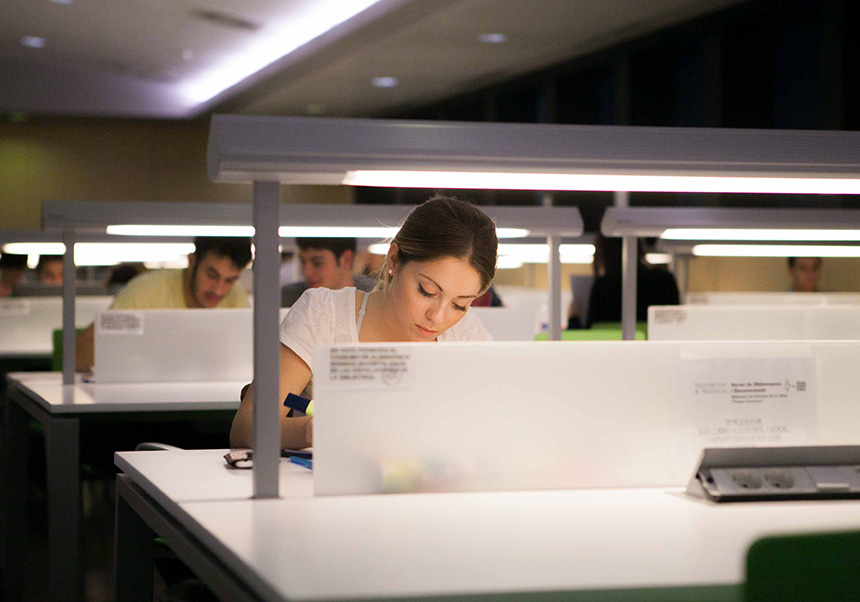 foto de estudiant en biblioteca