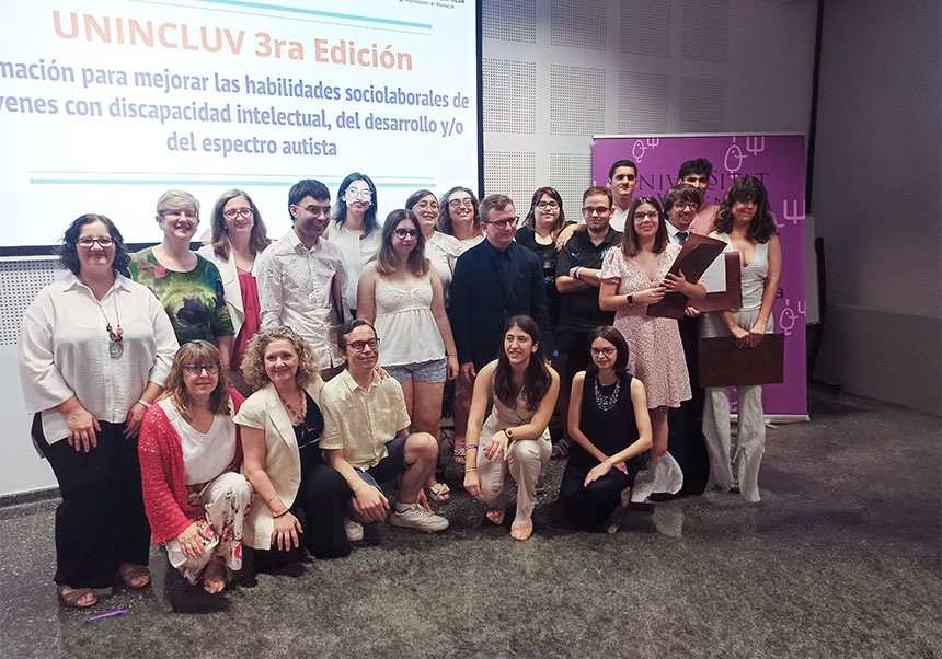La tercera promoció d'UNINCLUV, juntament amb professorat i responsables institucionals. FOTOS: UVcomunicació.