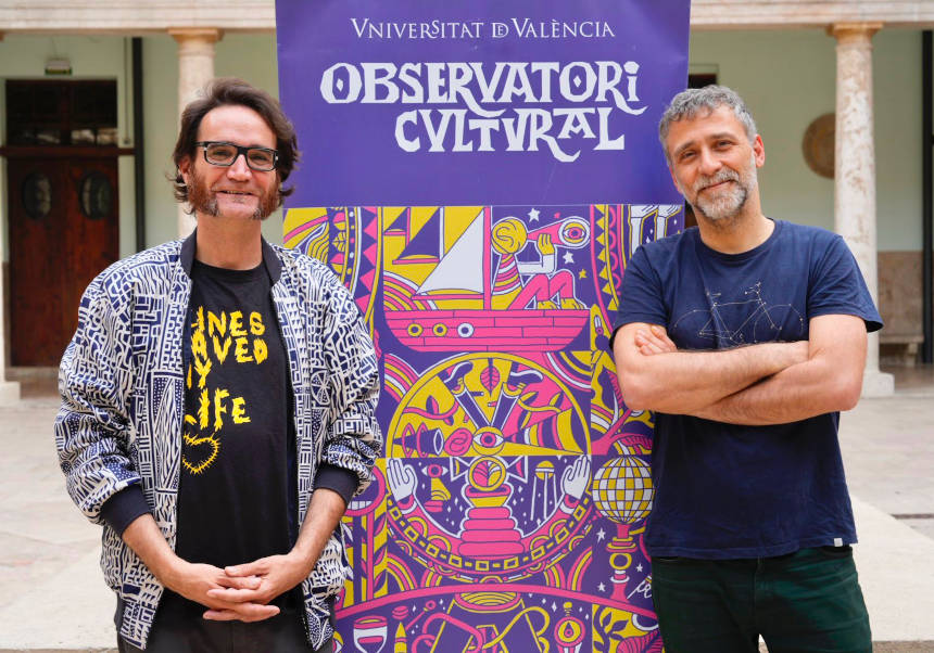Raúl Abeledo (izquierda) y Miguel Brieva posan juntos en el claustro de La Nau.