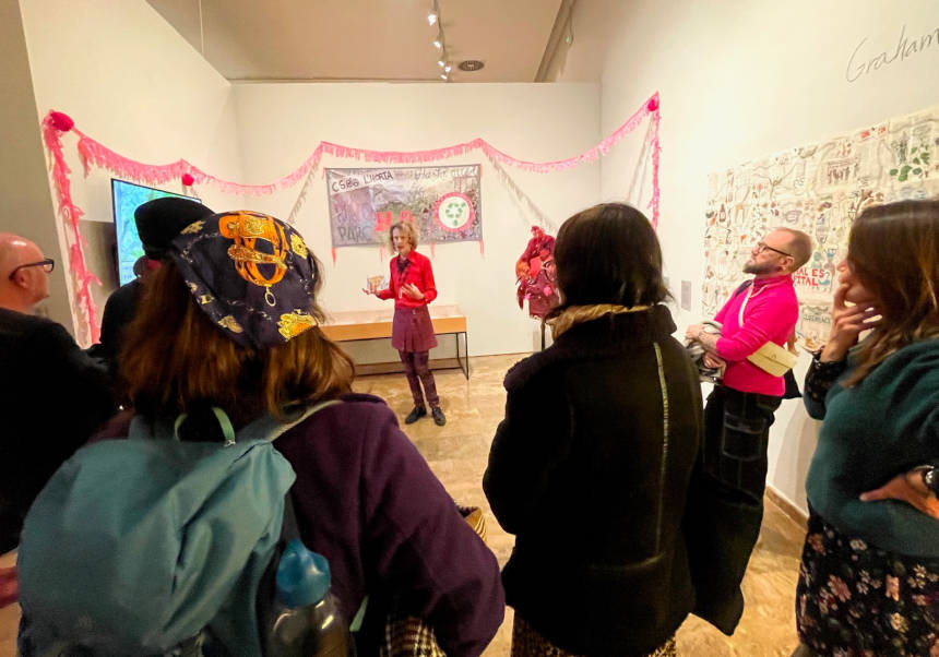 El artista Graham Bell presenta su obra en un momento de la visita a la exposición 'Contra-Huellas'.