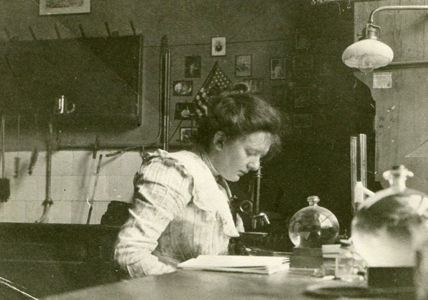 El bacteri Spirochaeta zuelzerae deu el seu nom a Margaret Zuelzer (en la imatge), microbiòloga que va fer importants contribucions a l’estudi de les espiroquetes.