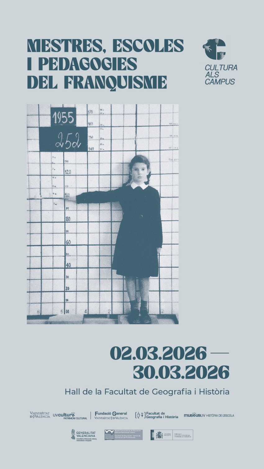 Imagen antigua de una niña con uniforme ante una pared con medidas