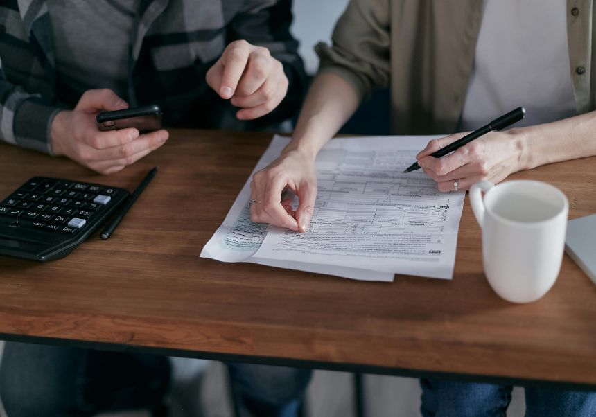 Analysis of the impact of the marginal personal income tax rate. https://www.pexels.com/es-es/foto/hombre-pareja-gente-mujer-6963909/