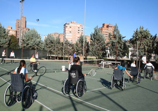 Tenis adaptado en las instalaciones del Campus dels Tarongers de la Universitat.