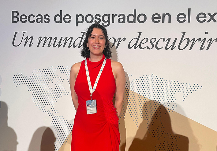 Lara Fernández el dia de l'acte de lliurament de la beca.