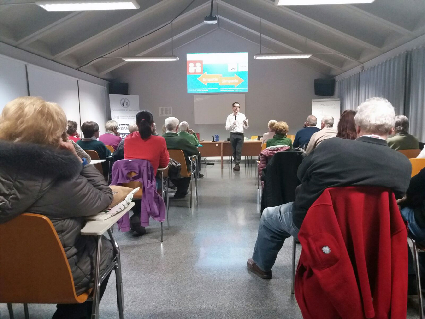 El professor Luis Moya (Departament de Psicobiologia) imparteix una conferència a UNISOCIETAT-Massamagrell. 18 de gener de 2018.