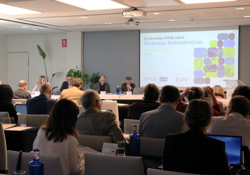 Panel discussion moderated by Amadeo Fuenmayor.