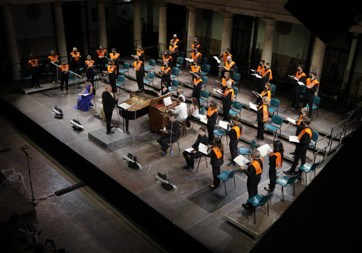 Actuación del Orfeó Universitari de València en el festival Serenates 2021 en el claustro de La Nau. Foto: Eduardo Alapont.