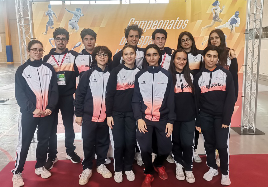 El equipo de esgrima de la UV, con la subcampeona de España, Carla Mateu, en el centro