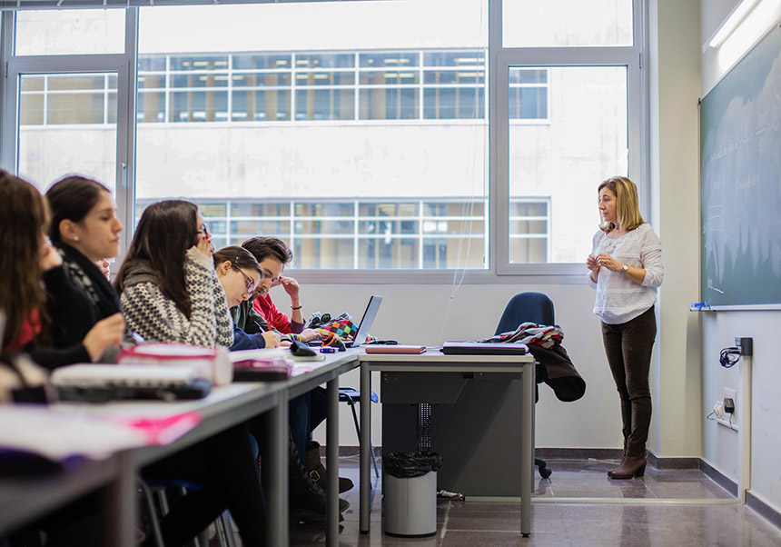Imagen del evento:Docente dando clase en un aula con estudiantes