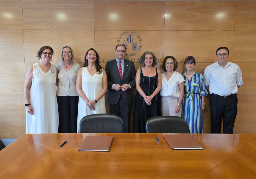En el centro, la vicerrectora Amelia Mañá, el rector Juan Luis Gandía y la presidenta de la IHAN, Salomé Laredo, acompañados per miembros de la comunidad universitaria y de la asociación para la protección de la lactancia.