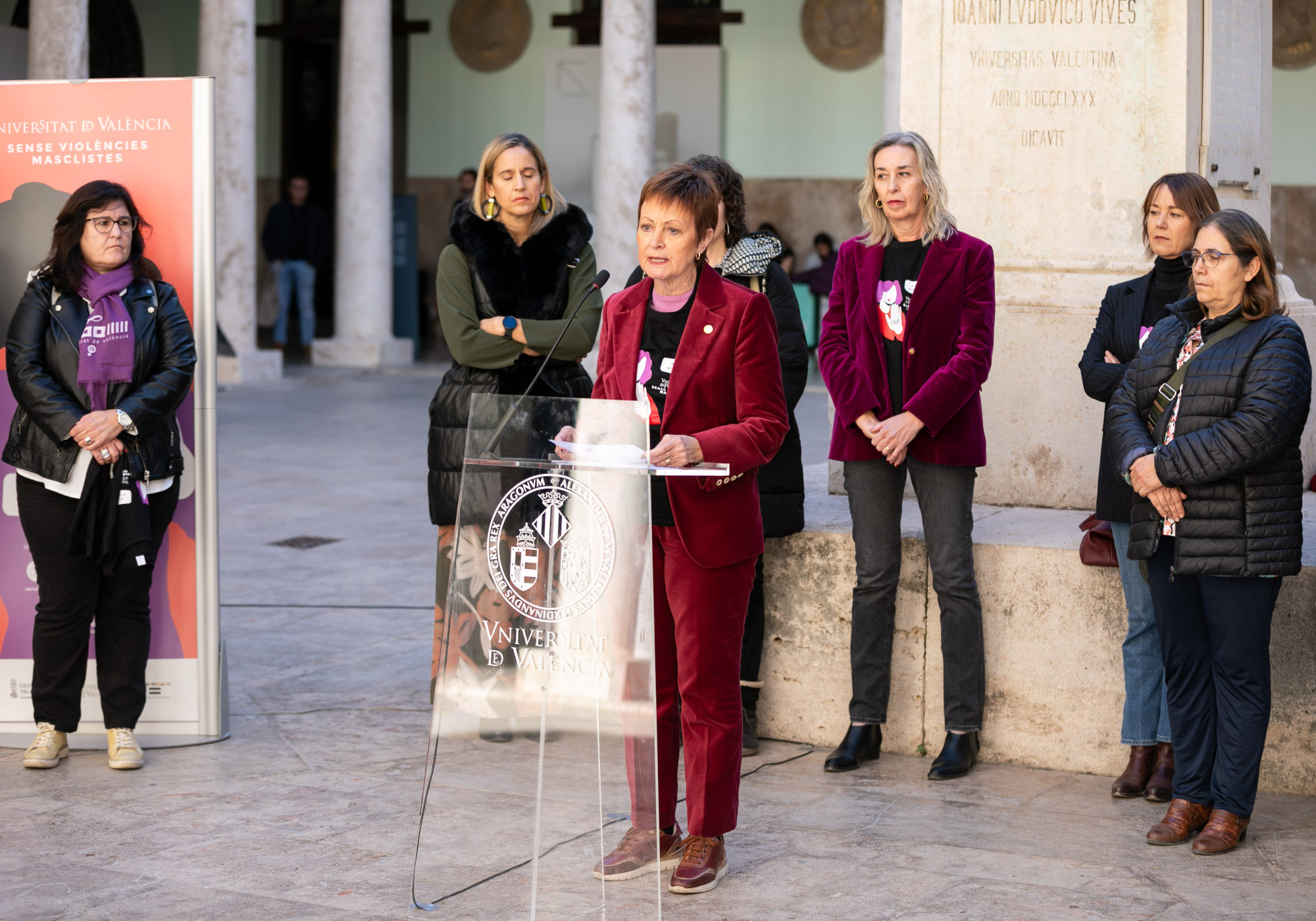 The Principal of the Universitat de València, Mavi Mestre, reading the manifest