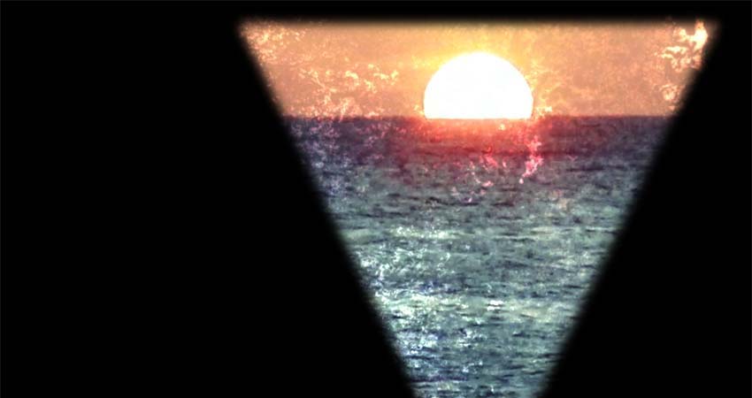 El mar con el sol en el horizonte