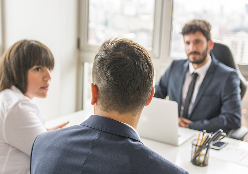 2 persones davant d'un mediador