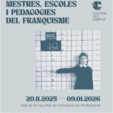 Imatge antiga d'una xiqueta amb uniforme davant d'una paret amb mesures