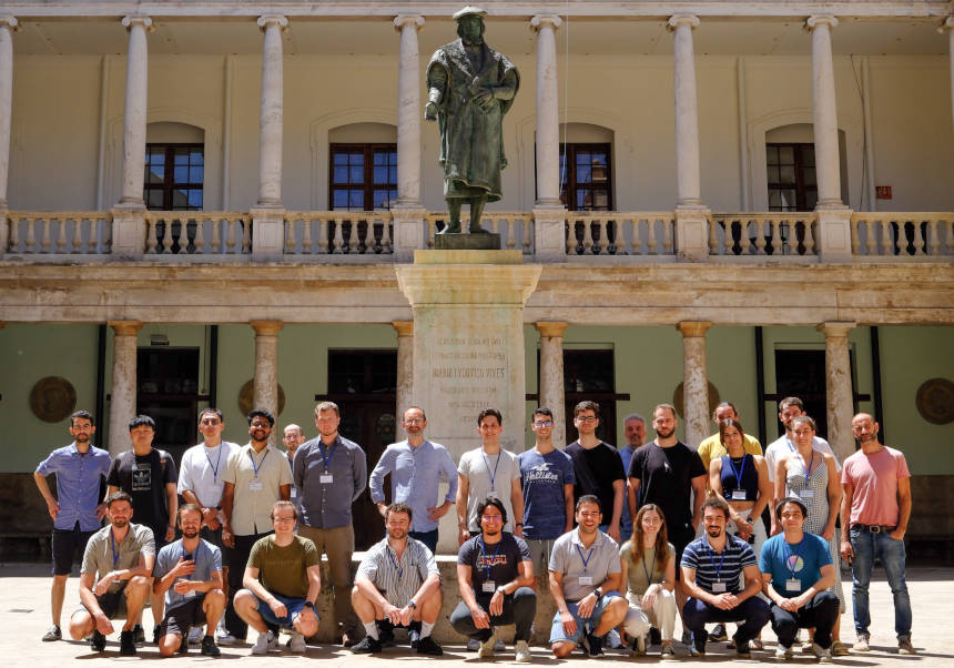 El grup del Programa d'Investigació ELLIS sobre Aprenentatge Automàtic per a les Ciències de la Terra i del Clima, reunit a La Nau de la UV.