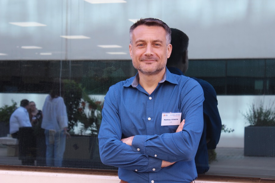 Foto del profesor mathieu Vinken