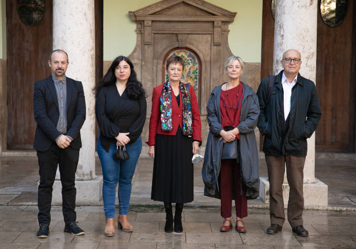 De izquierda a derecha: Xavier Calvo, Ester Alba, Maria Vicenta Mestre, Marisa Gallén y Vicent Martínez.