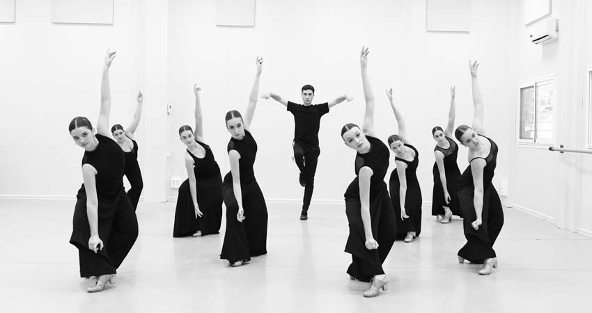 Ocho mujeres y un hombre danzando