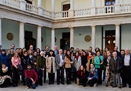 Los colectivos premiados y el jurado de Emergents, en el Claustro de La Nau.