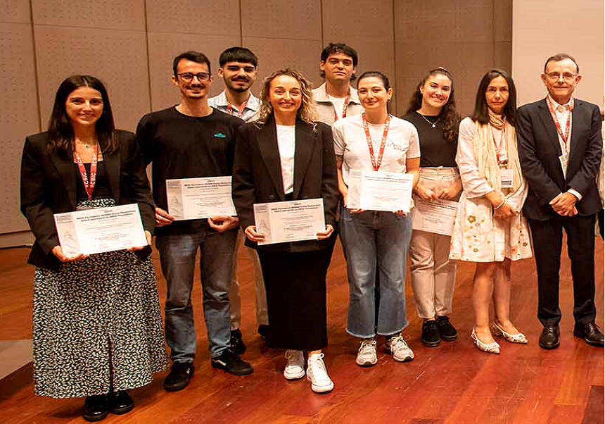 La Sociedad Española de Biología y Biología Molecular y la Fundación BBVA premia a Juan Ortiz Mateu en la segunda edición de sus Premios a la Mejor Comunicación de Jóvenes Investigadores.