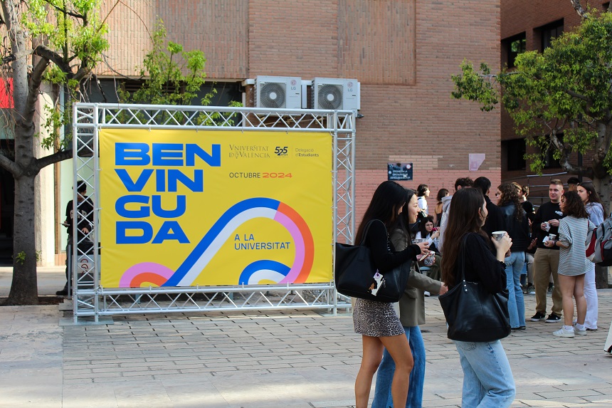 Estudiantat en la benvinguda del Campus de Blasco Ibáñez