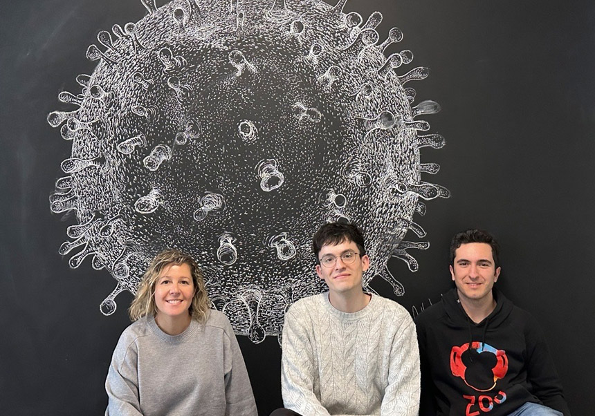 (D’esquerra a dreta). Mireia Coscollá Devís, Miguel Álvarez Herrera i Jordi Sevilla, en la seu de l’I2SysBio, amb un mural d’un virus de l’artista Mariano Collantes.