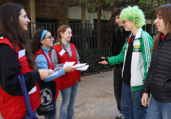 Estudiants informant sobre la donació de sang - imatge 0