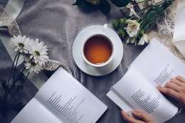 Imatge de llibres de poesia i margarites