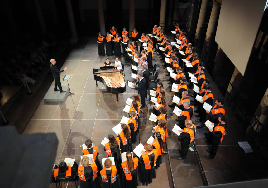 L'Orfeó Universitari de València, dirigit per Francesc Valldecabres, en Serenates a La Nau. Foto d'arxiu.