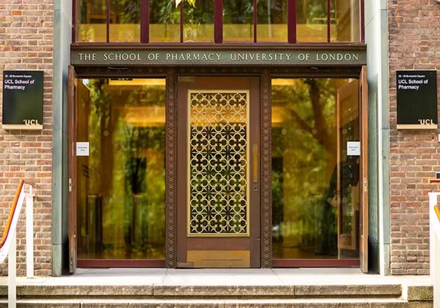 Imagen de la puerta de acceso a la escuela de farmacia de la Universidad de Londres.