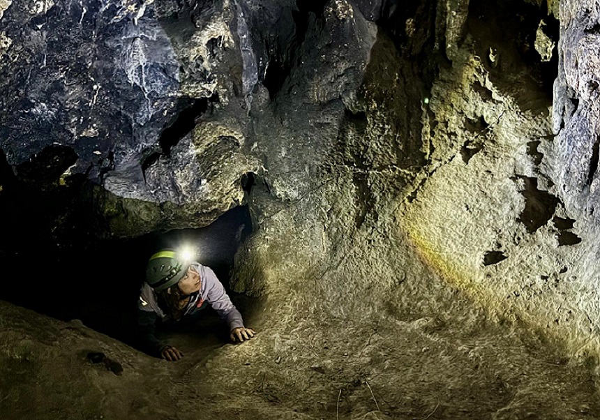 Sonia en una cueva