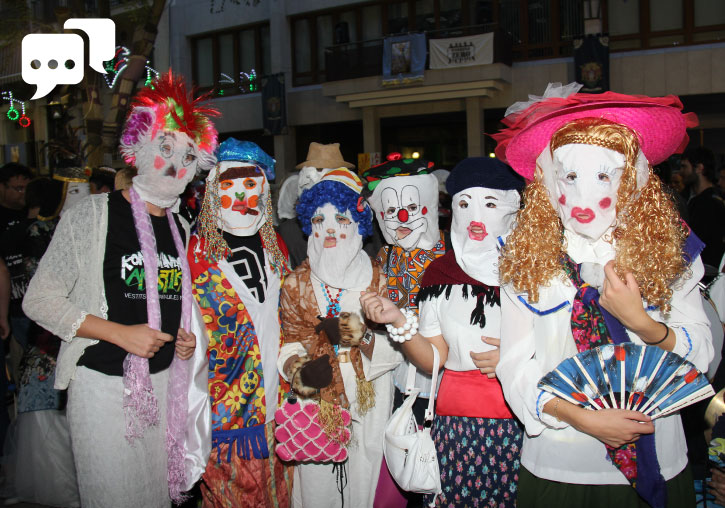 Grup de gent amb carasses de Petrer