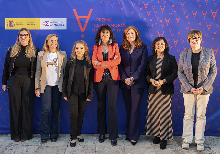 Professor Elena Martínez on the right of the Minister Ana Redondo along with the government delegate and other participants in the awards