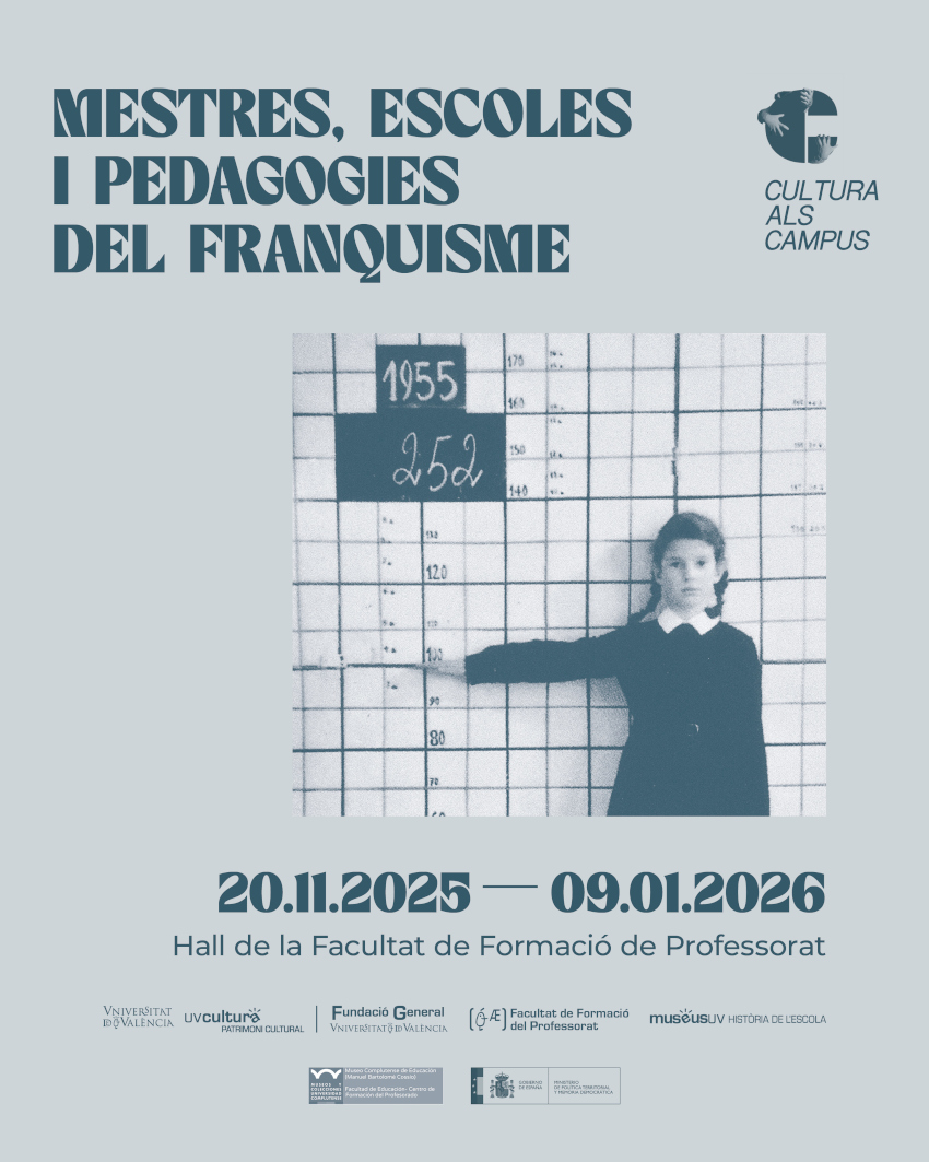 Imatge antiga d'una xiqueta amb uniforme davant d'una paret amb mesures