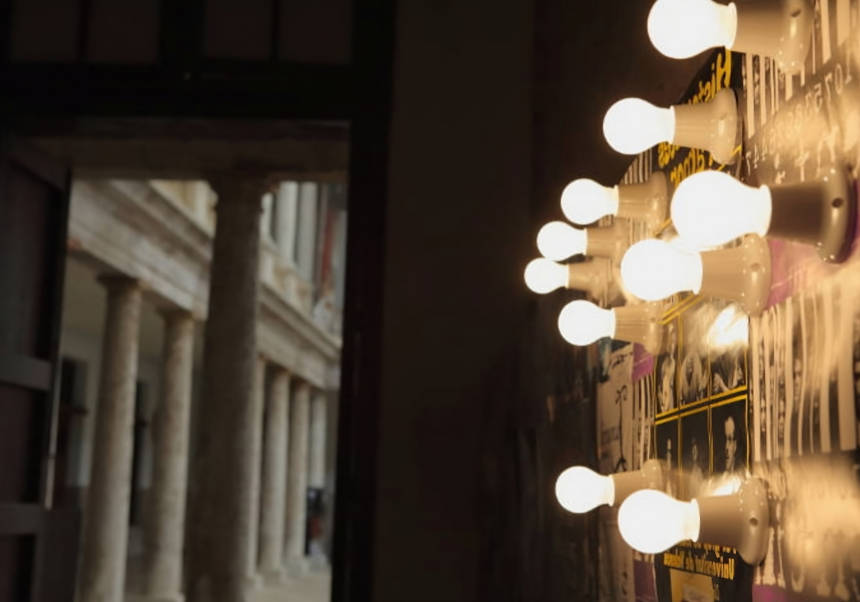Entrada a la Sala Matilde Salvador de La Nau.
