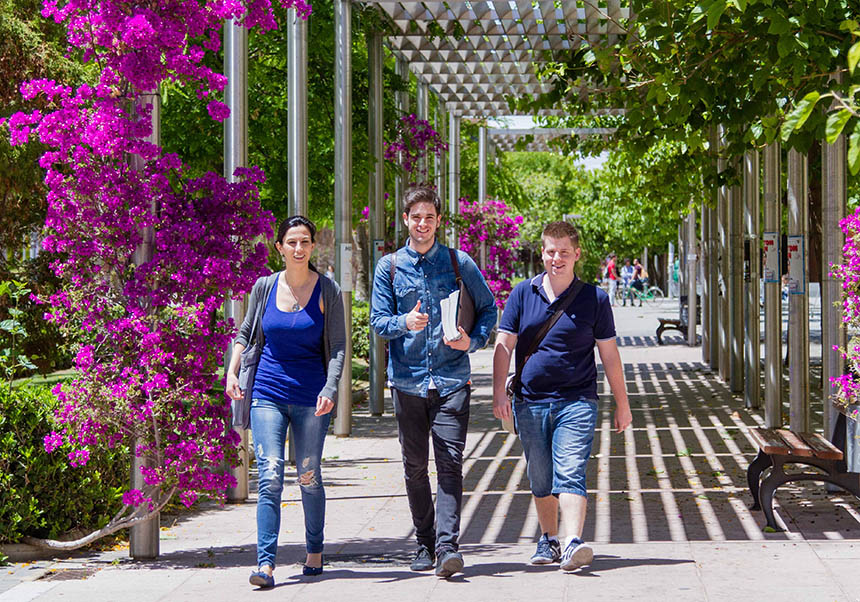 Students in the campus of Tarongers