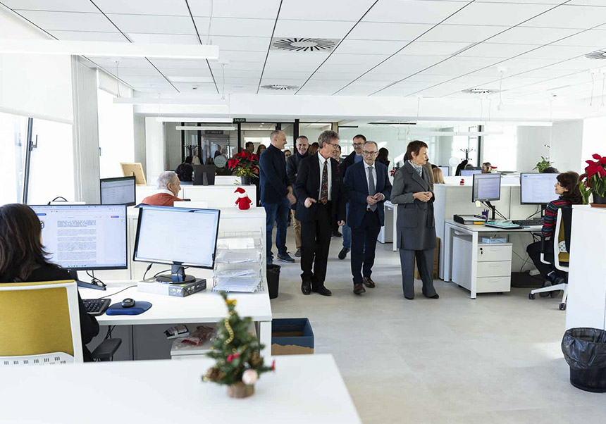 La rectora visita l'Espai vivies en la inauguració