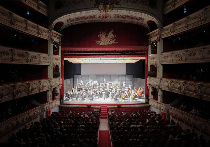 Un moment del Concert de l'Orquestra Filharmònica UV al Teatre Principal.