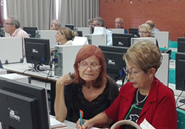 Students of La Nau Gran with the computer