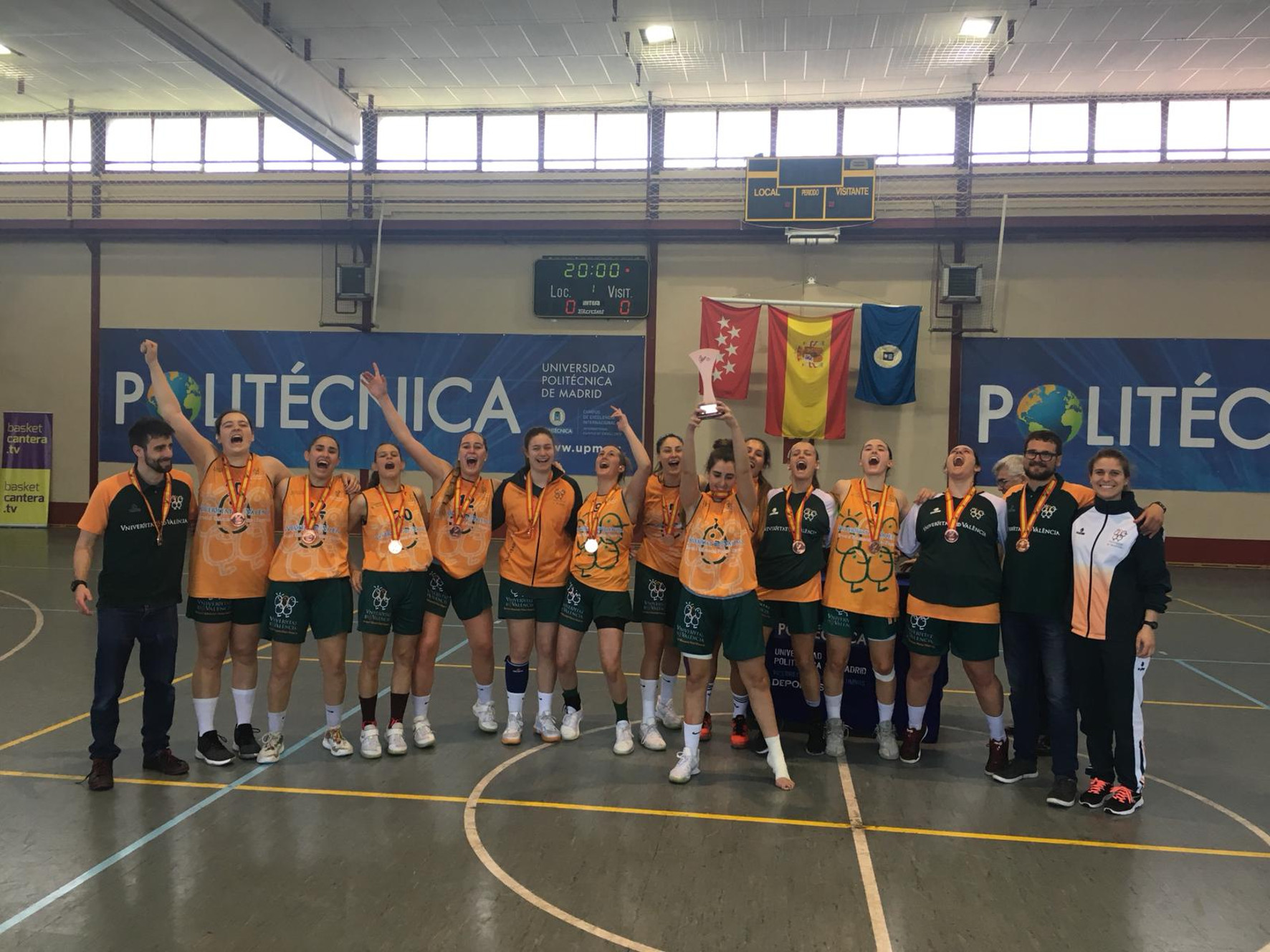 El equipo de baloncesto femenino de la Universitat de València, el tercero de España.