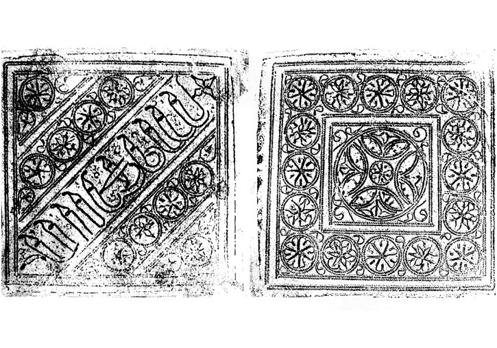 Empremtes de placa quadrada amb inscripció àrab en una cara.