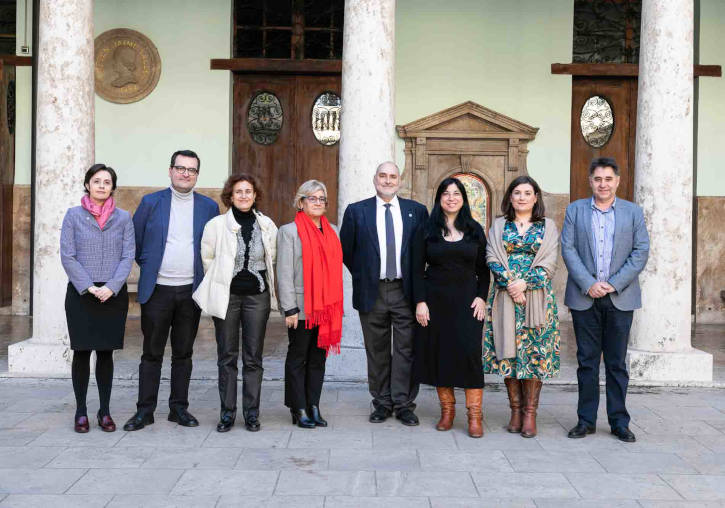 Las autoridades recibieron la placa conmemorativa en el Centre Cultural La Nau.