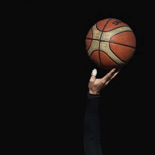 Mano sujetando un balón