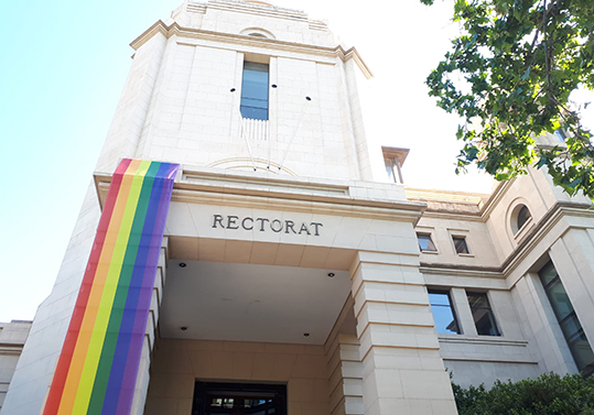 Bandera de l'Orgull LGTB en la façana del Rectorat