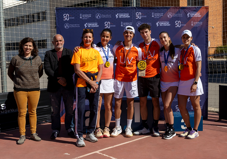 equipo de pickleball con los trofeos